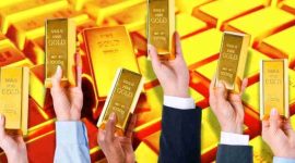 Memegang emas batangan yang menggambarkan tren kenaikan harga emas. ( Foto: Aristya Rahadian)