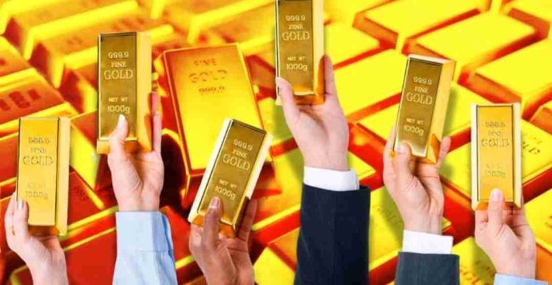 Memegang emas batangan yang menggambarkan tren kenaikan harga emas. ( Foto: Aristya Rahadian)