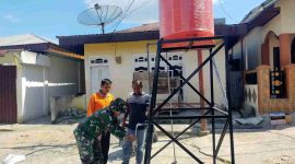 Satgas TMMD ke-126 Kodim 0417/Kerinci cek aliran air bersih dari tedmon.(Foto Humas Kodim 0417 Kerinci)