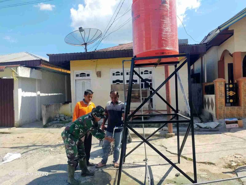 Satgas TMMD ke-126 Kodim 0417/Kerinci cek aliran air bersih dari tedmon.(Foto Humas Kodim 0417 Kerinci)