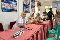Anggota Satgas TMMD ke-126 Kodim 0417/Kerinci bersama tenaga kesehatan melayani masyarakat saat kegiatan Posyandu di Desa Sungai Jernih, Kecamatan Sungai Penuh.
