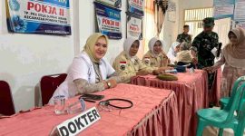 Anggota Satgas TMMD ke-126 Kodim 0417/Kerinci bersama tenaga kesehatan melayani masyarakat saat kegiatan Posyandu di Desa Sungai Jernih, Kecamatan Sungai Penuh.
