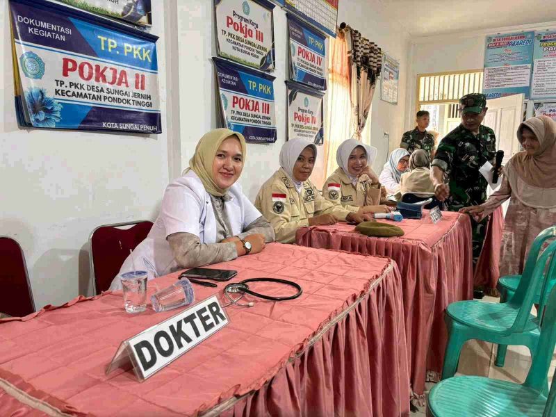 Anggota Satgas TMMD ke-126 Kodim 0417/Kerinci bersama tenaga kesehatan melayani masyarakat saat kegiatan Posyandu di Desa Sungai Jernih, Kecamatan Sungai Penuh.

