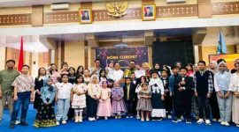 Wako Alfin foto bersama peserta Home Concert ke-2 Ansamble Music Class di Aula Kantor Walikota Sungai Penuh.