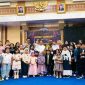 Wako Alfin foto bersama peserta Home Concert ke-2 Ansamble Music Class di Aula Kantor Walikota Sungai Penuh.