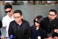 Fuji bersama pengacara dan kakaknya saat memberikan keterangan kepada awak media.