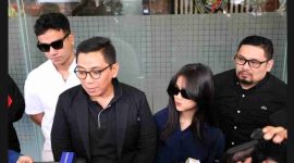 Fuji bersama pengacara dan kakaknya saat memberikan keterangan kepada awak media.