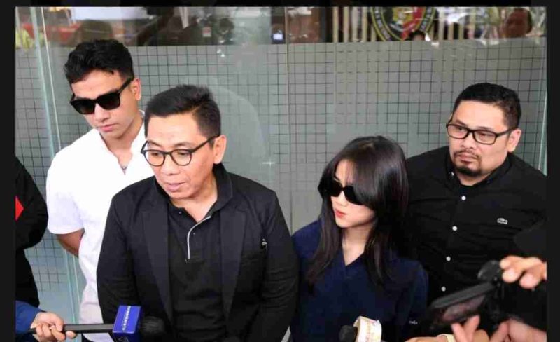 Fuji bersama pengacara dan kakaknya saat memberikan keterangan kepada awak media.