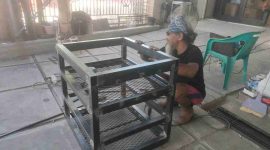 Hen Madura mengerjakan pesanan rak besi di bengkel las sederhana miliknya di Kota Sungai Penuh, tempat ia menafkahi dan membesarkan kedua anaknya seorang diri.