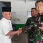 Personel Satgas TMMD 126 Kodim 0417/Kerinci berjabat tangan dengan warga usai salat berjamaah.