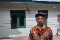 Yornel di depan rumahnya hasil rehab TMMD-126. ( Foto Humas Kodim 0417 Kerinci 