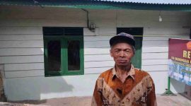Yornel di depan rumahnya hasil rehab TMMD-126. ( Foto Humas Kodim 0417 Kerinci 