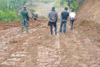 Personel TNI dan warga meninjau pembukaan jalan TMMD ke-126 di Desa Sungai Jernih.