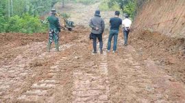 Personel TNI dan warga meninjau pembukaan jalan TMMD ke-126 di Desa Sungai Jernih.