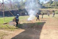 Dan SKK TMMD Kapten Inf Nasrul memimpin gotong royong bersama warga dalam persiapan penutupan TMMD ke-126 di Stadion Mini Sungai Jernih