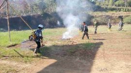 Dan SKK TMMD Kapten Inf Nasrul memimpin gotong royong bersama warga dalam persiapan penutupan TMMD ke-126 di Stadion Mini Sungai Jernih
