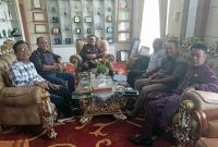 Wali Kota Sungai Penuh, Alfin, didampingi Sekda Alpian saat menerima kunjungan pengurus Persatuan Wartawan Indonesia (PWI) Kota Sungai Penuh di ruang kerjanya, Senin (3/11/2025).
