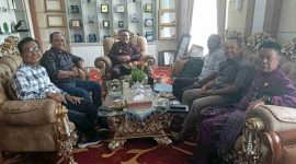 Wali Kota Sungai Penuh, Alfin, didampingi Sekda Alpian saat menerima kunjungan pengurus Persatuan Wartawan Indonesia (PWI) Kota Sungai Penuh di ruang kerjanya, Senin (3/11/2025).
