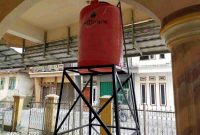 Satgas TMMD dan warga Koto Baru meninjau sumur bor selesai 100 persen.
