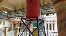 Satgas TMMD dan warga Koto Baru meninjau sumur bor selesai 100 persen.