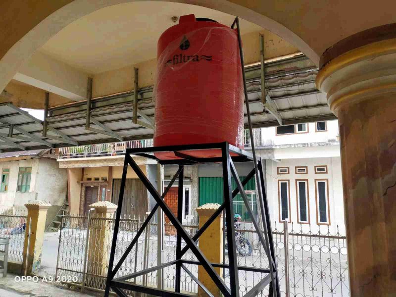 Satgas TMMD dan warga Koto Baru meninjau sumur bor selesai 100 persen.