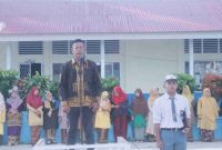 Rama Irawan memimpin upacara di SMKN 1 Kota Sungai Penuh. ( Foto inbrita)