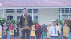Rama Irawan memimpin upacara di SMKN 1 Kota Sungai Penuh. ( Foto inbrita)