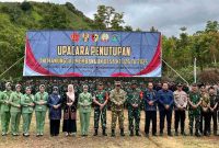 Danrem 042/Gapu Brigjen TNI Heri Purwanto, S.E., M.Sc. bersama Forkopimda Kota Sungai Penuh dan jajaran Kodim 0417/Kerinci berfoto bersama usai upacara penutupan TMMD ke-126 Tahun 2025 di Lapangan Stadion Mini, Desa Sungai Jernih, Kecamatan Pondok Tinggi, Kota Sungai Penuh, Kamis (6/11/2025).