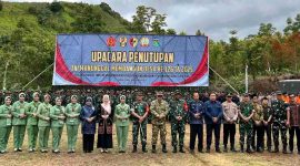 Danrem 042/Gapu Brigjen TNI Heri Purwanto, S.E., M.Sc. bersama Forkopimda Kota Sungai Penuh dan jajaran Kodim 0417/Kerinci berfoto bersama usai upacara penutupan TMMD ke-126 Tahun 2025 di Lapangan Stadion Mini, Desa Sungai Jernih, Kecamatan Pondok Tinggi, Kota Sungai Penuh, Kamis (6/11/2025).
