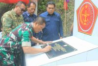 Brigjen TNI Heri Purwanto menandatangani Prasasti TMMD ke-126 di Desa Sungai Jernih, Kota Sungai Penuh.