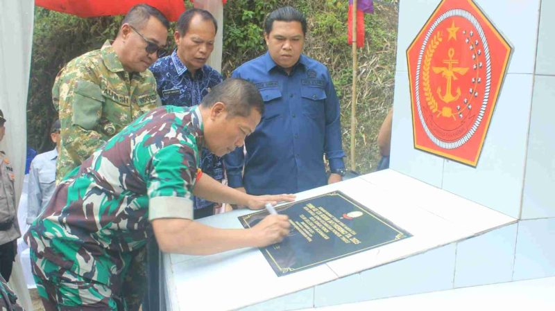 Brigjen TNI Heri Purwanto menandatangani Prasasti TMMD ke-126 di Desa Sungai Jernih, Kota Sungai Penuh.