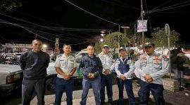 Petugas Dinas Perhubungan Kota Sungai Penuh bersiaga di area Pasar Rakyat untuk menertibkan parkir kendaraan dan menjaga kelancaran arus lalu lintas.