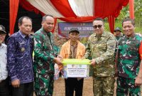Penyerahan paket sembako saat penutupan TMMD ke-126 di Sungai Penuh, Kamis (6/11/2025).
