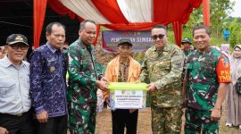 Penyerahan paket sembako saat penutupan TMMD ke-126 di Sungai Penuh, Kamis (6/11/2025).