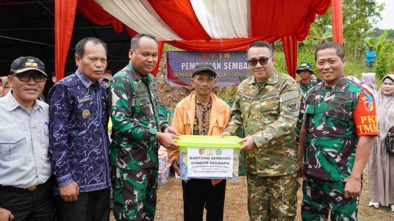 Penyerahan paket sembako saat penutupan TMMD ke-126 di Sungai Penuh, Kamis (6/11/2025).