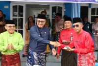 Wali Kota Sungai Penuh, Alfin, SH, menyerahkan potongan kue ulang tahun kepada Direktur PDAM Tirta Khayangan pada peringatan HUT ke-8 yang digelar di halaman kantor PDAM, Jumat (7/11/2025).