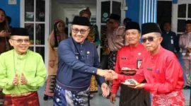 Wali Kota Sungai Penuh, Alfin, SH, menyerahkan potongan kue ulang tahun kepada Direktur PDAM Tirta Khayangan pada peringatan HUT ke-8 yang digelar di halaman kantor PDAM, Jumat (7/11/2025).