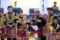 Wali Kota Alfin bersama Gubernur Jambi, Wakil Wali Kota, dan Ketua DPRD kenakan pakaian adat pada Sidang Paripurna HUT ke-17 Kota Sungai Penuh.