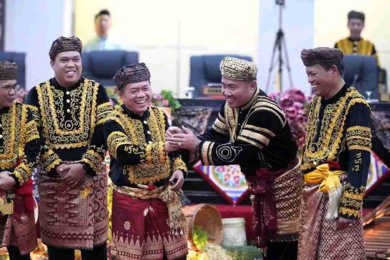 Wali Kota Alfin bersama Gubernur Jambi, Wakil Wali Kota, dan Ketua DPRD kenakan pakaian adat pada Sidang Paripurna HUT ke-17 Kota Sungai Penuh.