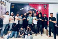 Petugas gabungan menangkap dua pelaku penjualan anak di kawasan Pasar Sungai Penuh, Jumat (7/11/2025).
