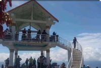 Tangkapan layar suasana wisatawan di menara pandang Bukit Khayangan, Kota Sungai Penuh.