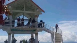 Tangkapan layar suasana wisatawan di menara pandang Bukit Khayangan, Kota Sungai Penuh.