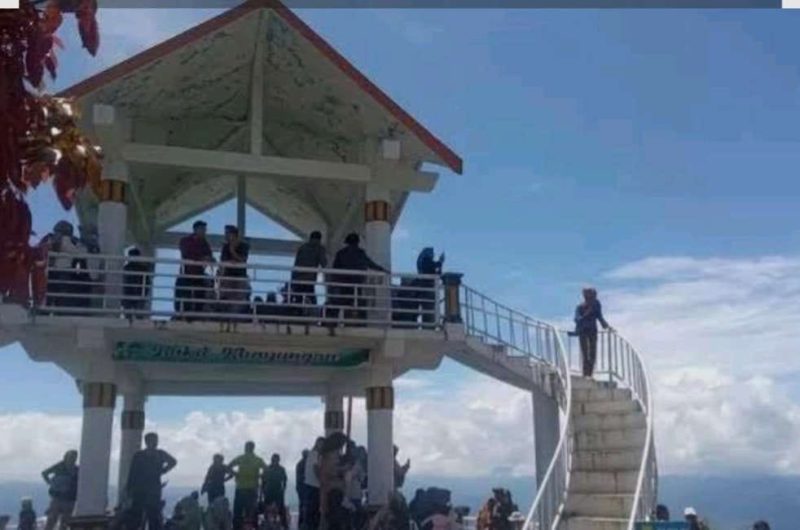 Tangkapan layar suasana wisatawan di menara pandang Bukit Khayangan, Kota Sungai Penuh.