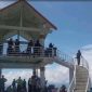 Tangkapan layar suasana wisatawan di menara pandang Bukit Khayangan, Kota Sungai Penuh.
