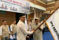 Ketua DPW Jambi Candra Andika menyerahkan bendera kepada pengurus Tani Merdeka Kerinci–Sungai Penuh.