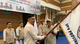 Ketua DPW Jambi Candra Andika menyerahkan bendera kepada pengurus Tani Merdeka Kerinci–Sungai Penuh.