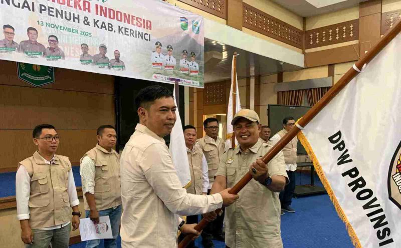 Ketua DPW Jambi Candra Andika menyerahkan bendera kepada pengurus Tani Merdeka Kerinci–Sungai Penuh.