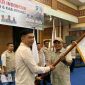 Ketua DPW Jambi Candra Andika menyerahkan bendera kepada pengurus Tani Merdeka Kerinci–Sungai Penuh.
