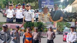 Petugas Dishub dan kepolisian saat mengatur lalu lintas di Kota Sungai Penuh.