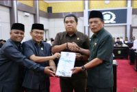 Penyerahan dokumen RAPERDA APBD 2026 antara Pemkot dan DPRD Kota Sungai Penuh. (Foto Humas Pemkot)
